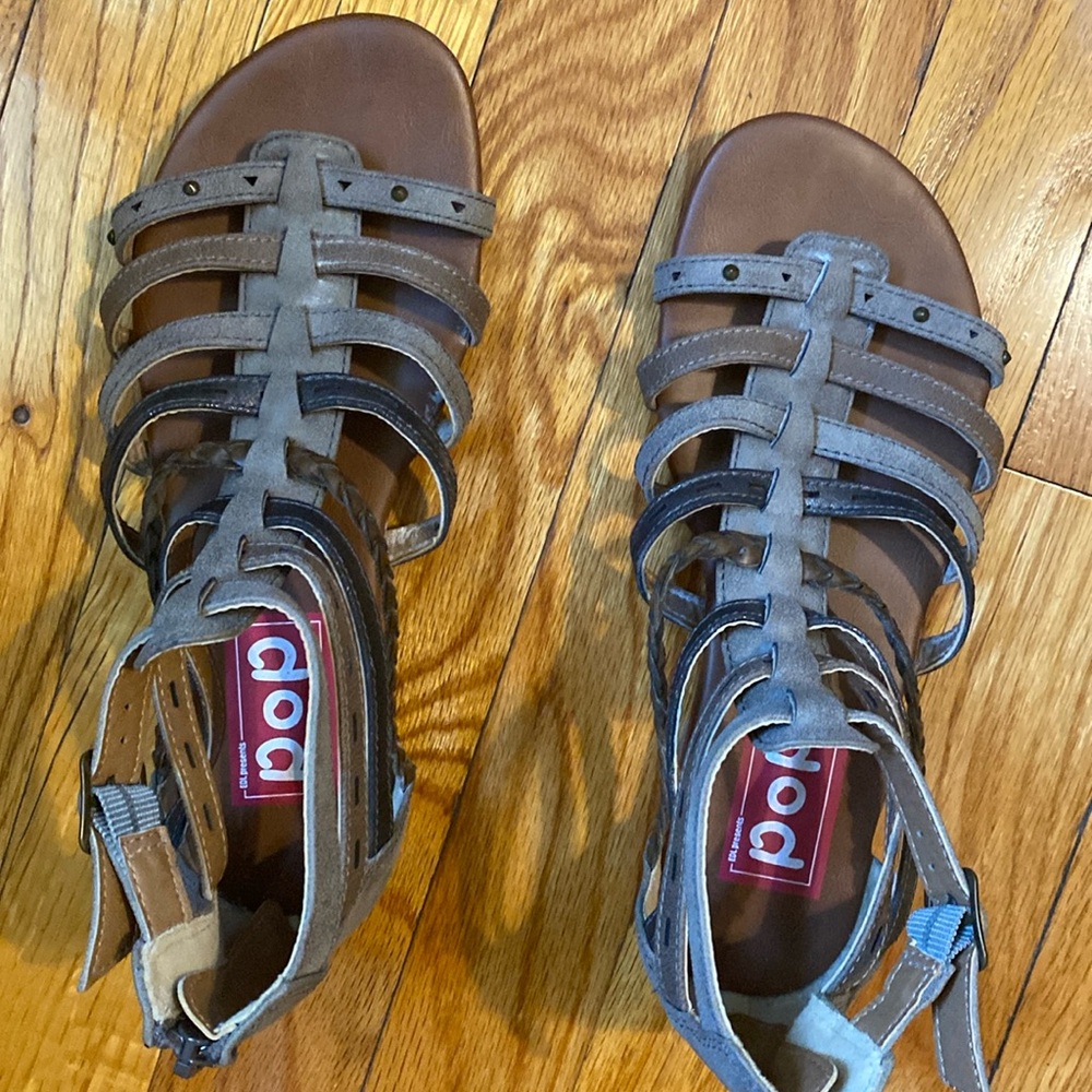 Pop flat sandals
